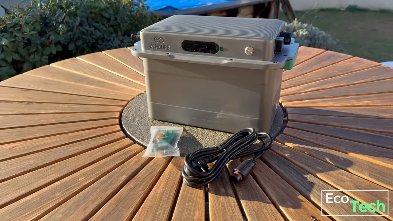 Zendure SolarFlow 800 Plus posée sur une table en bois avec le câble et les petits accessoires fournis