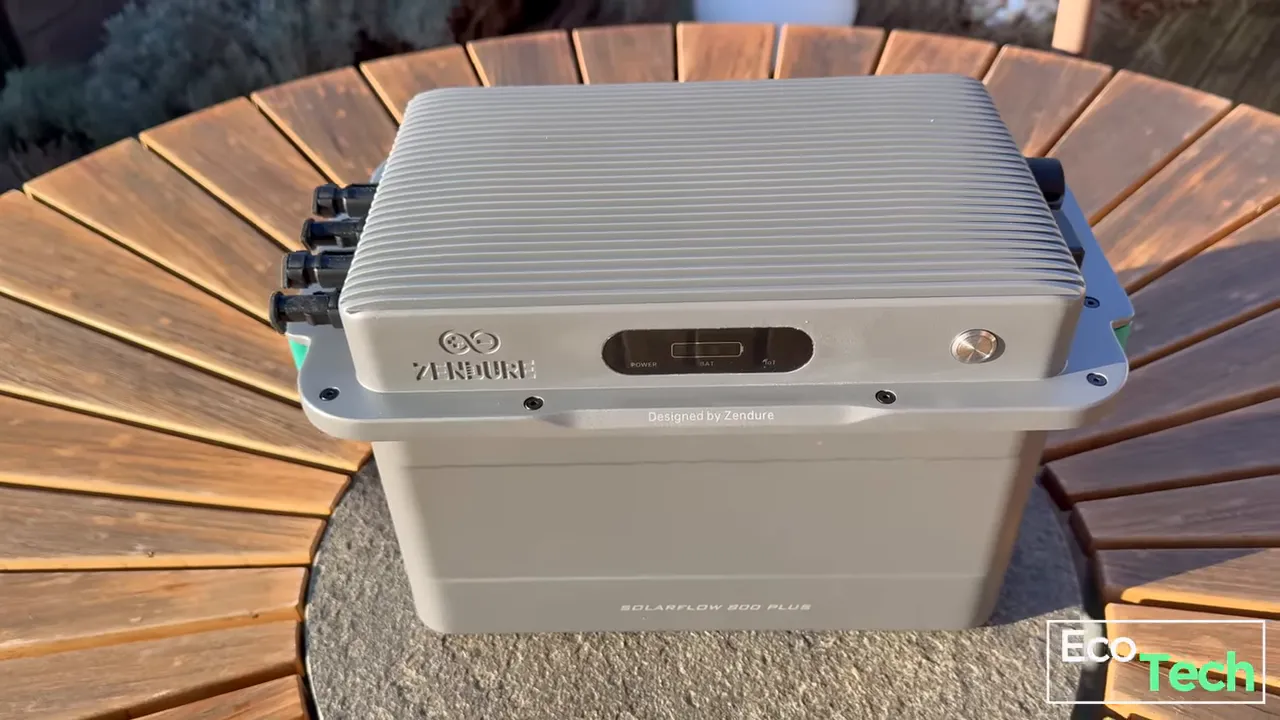 Photo de la batterie Zendure SolarFlow 800 Plus posée sur une table en bois, vue de dessus