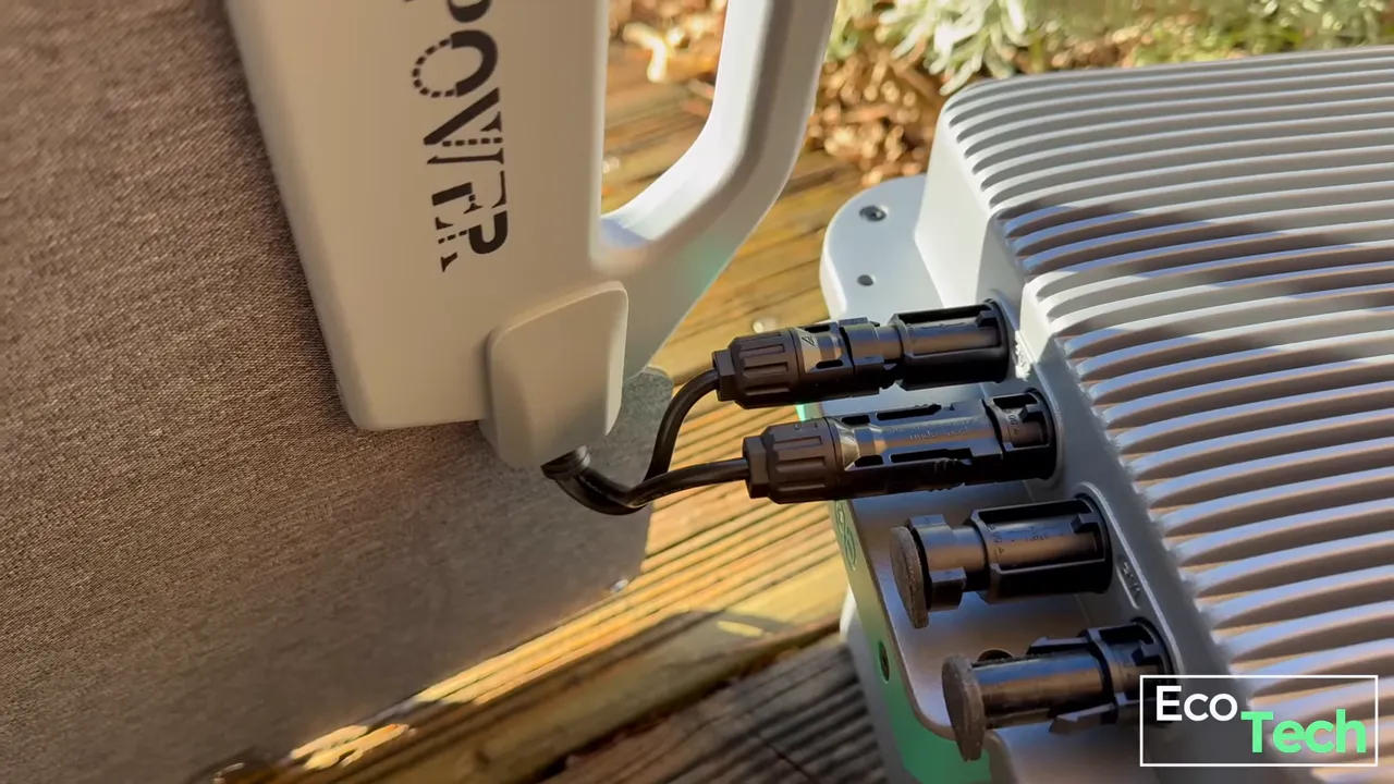 Gros plan des connecteurs solaires (MC4) branchés sur l'entrée de la batterie Zendure SolarFlow 800 Plus