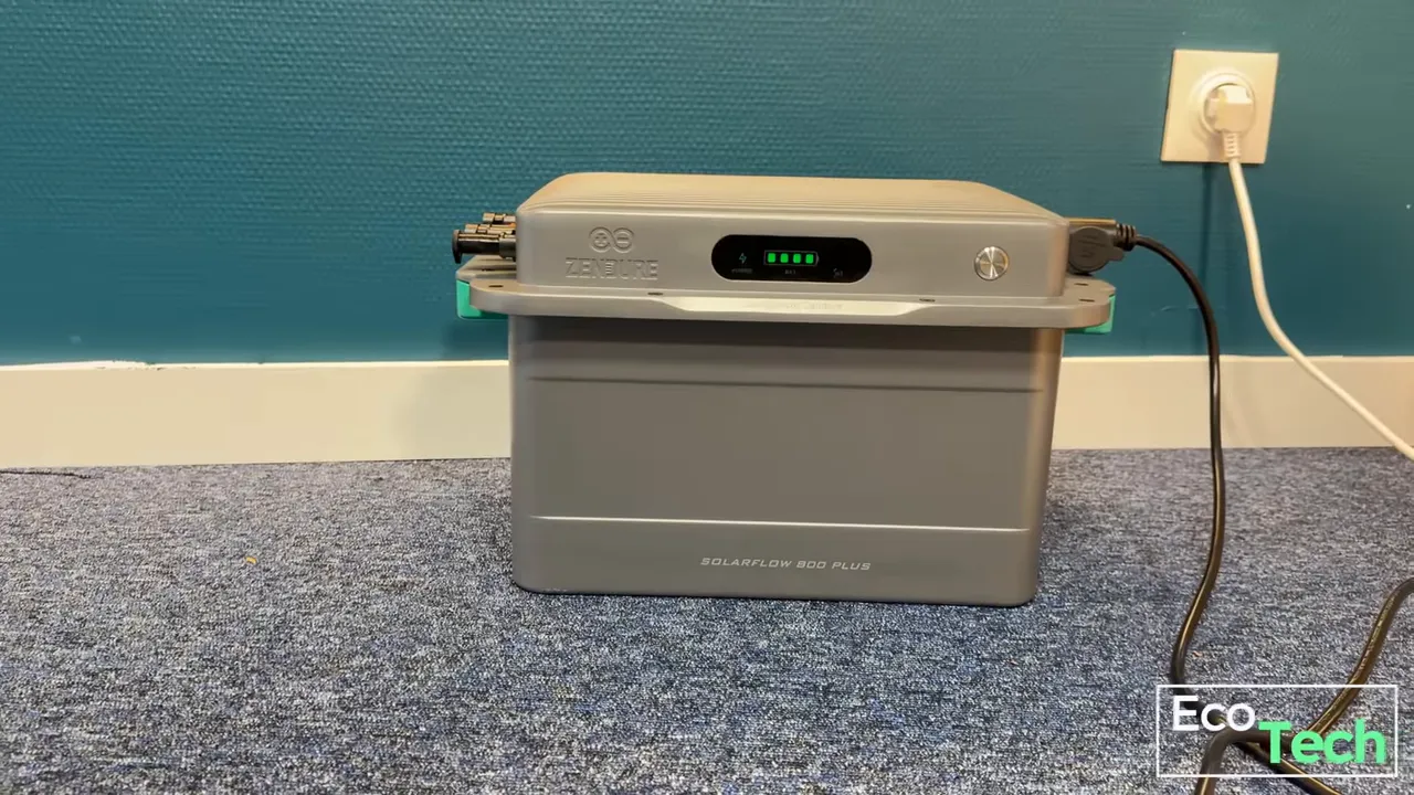 Batterie Zendure SolarFlow 800 Plus posée au sol et branchée sur une prise murale