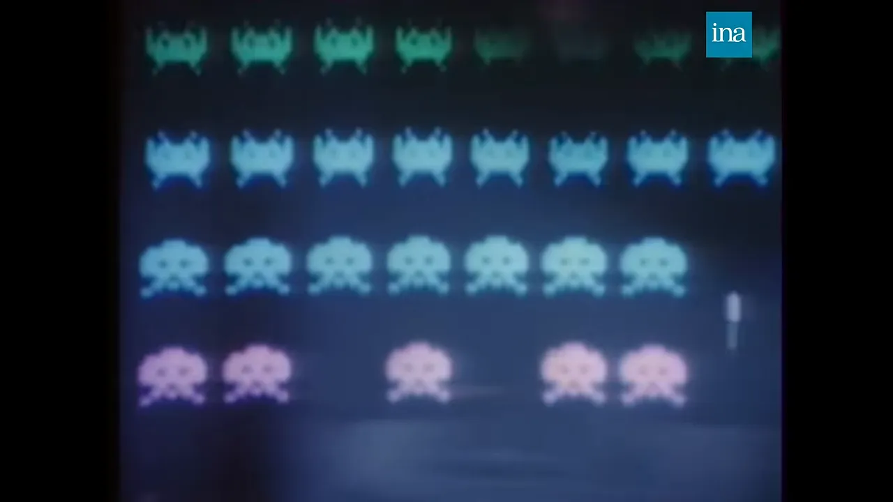 Écran de Space Invaders montrant plusieurs rangées d extraterrestres colorés