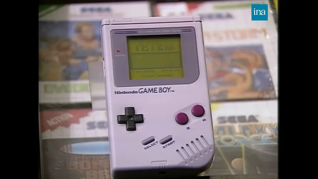 Game Boy grise et console portable noire exposées sur un comptoir