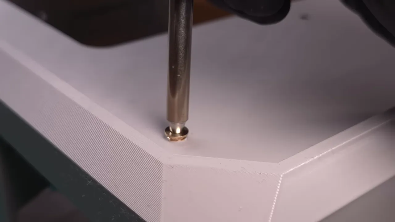 Insert fileté chauffé et installé dans une pièce de boîtier imprimée en 3D