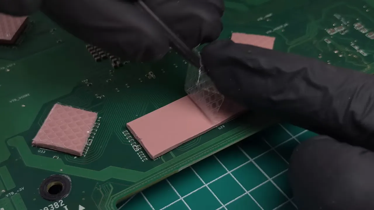 Carte BC-250 avec plusieurs pads thermiques roses découpés et posés