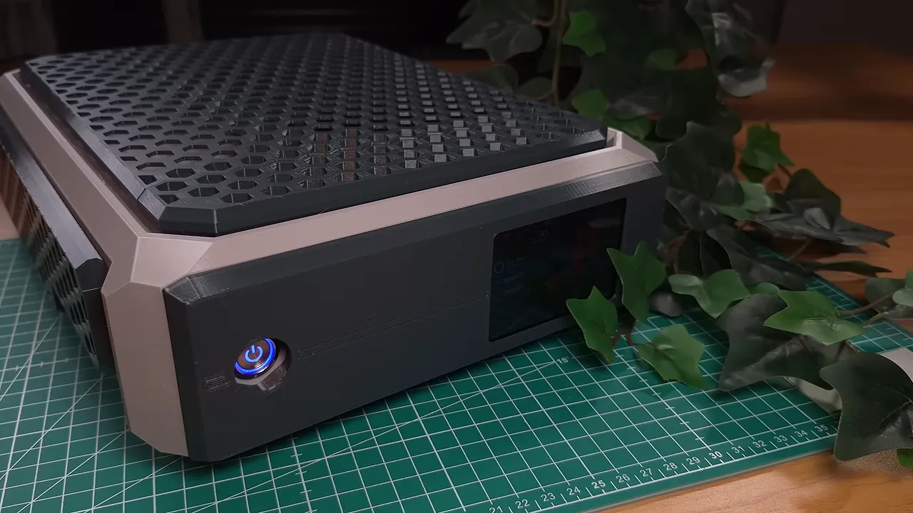 Steam Machine terminée avec boîtier blanc et gris grille noire et manette posée devant