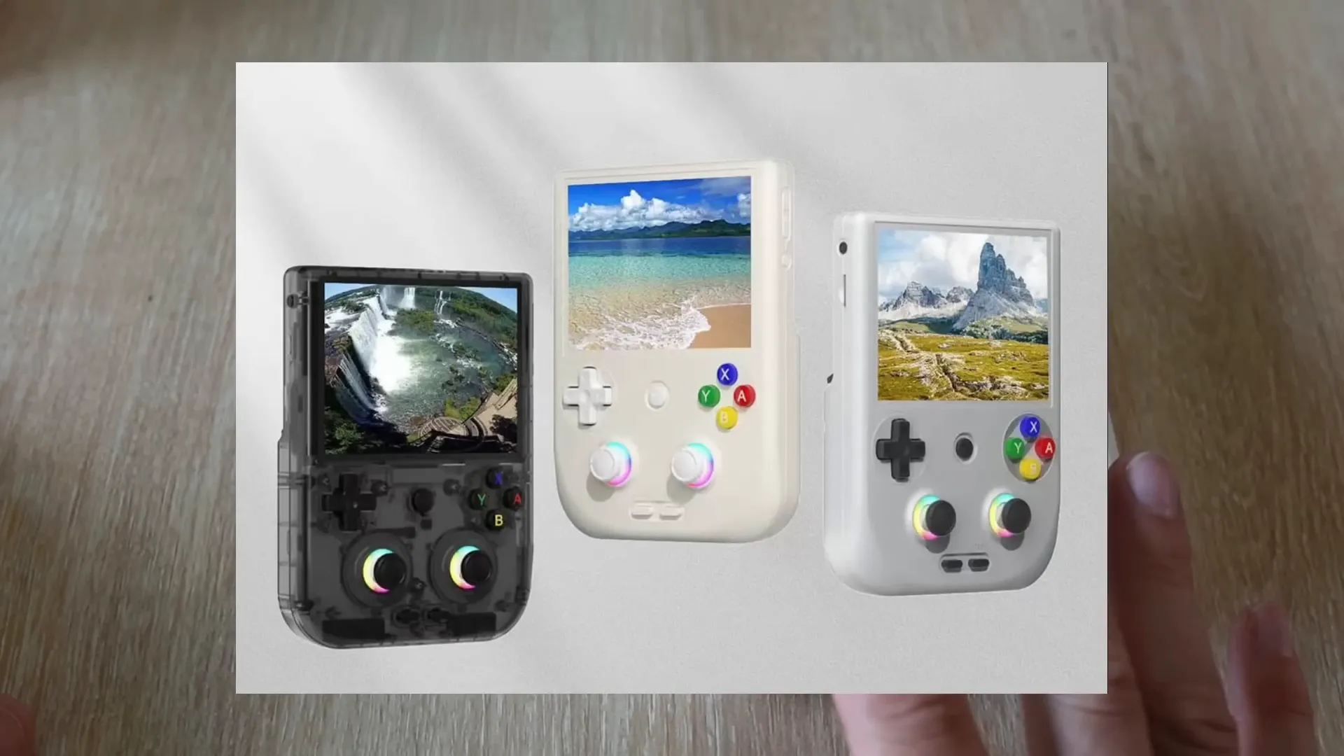 Trois coloris disponibles : blanc, noir transparent et gris