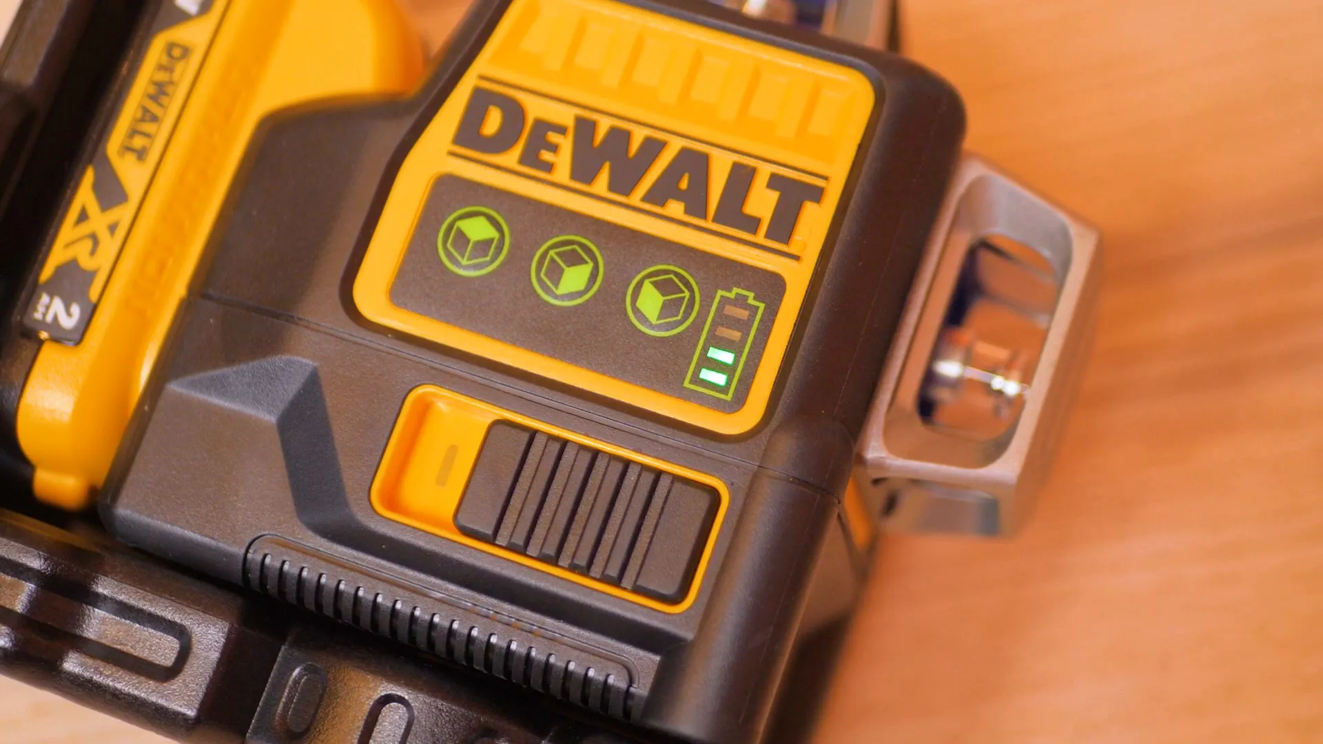 DeWalt DCE089D1G-QW en présentation