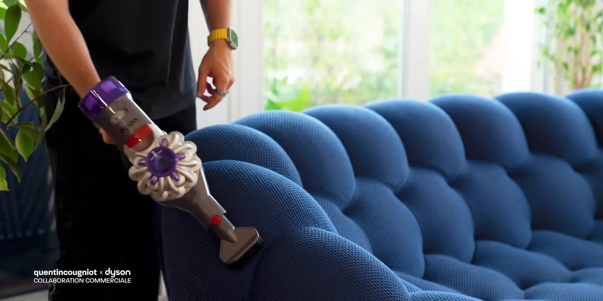 Aperçu du Dyson v8 avec ses accessoires