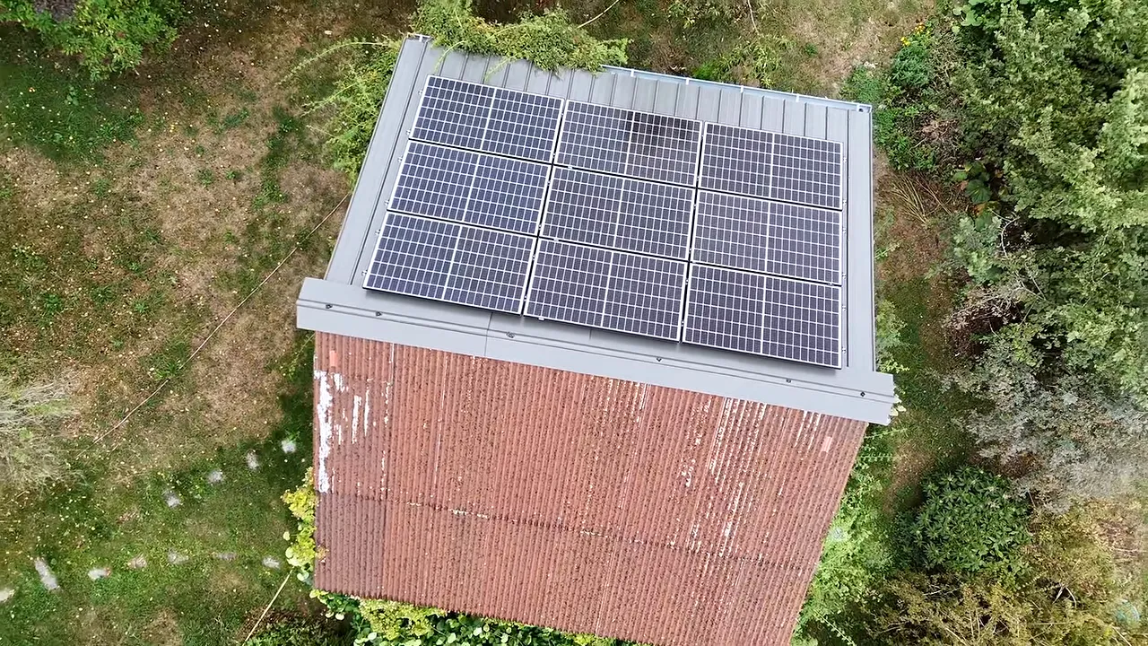 Panneaux solaires installés sur le toit d'un petit bâtiment