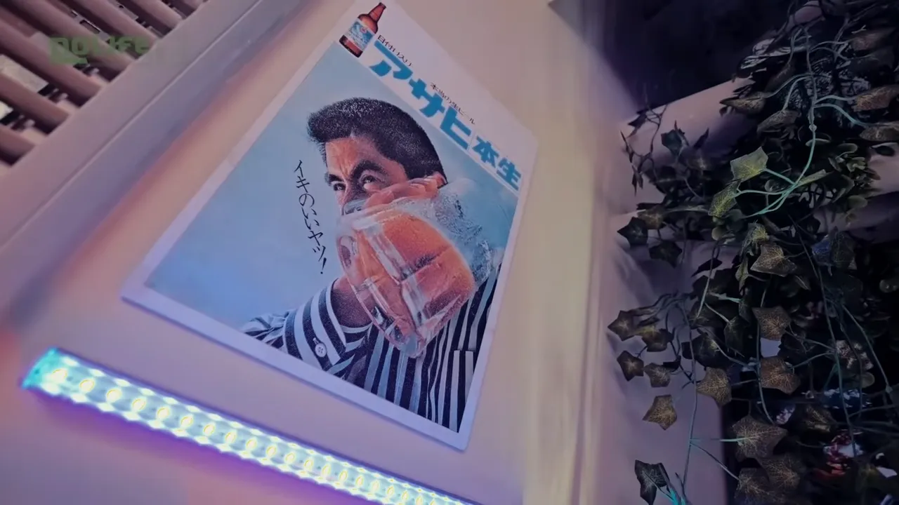 Affiche japonaise rétro au mur avec une bande LED en dessous et végétation artificielle à côté