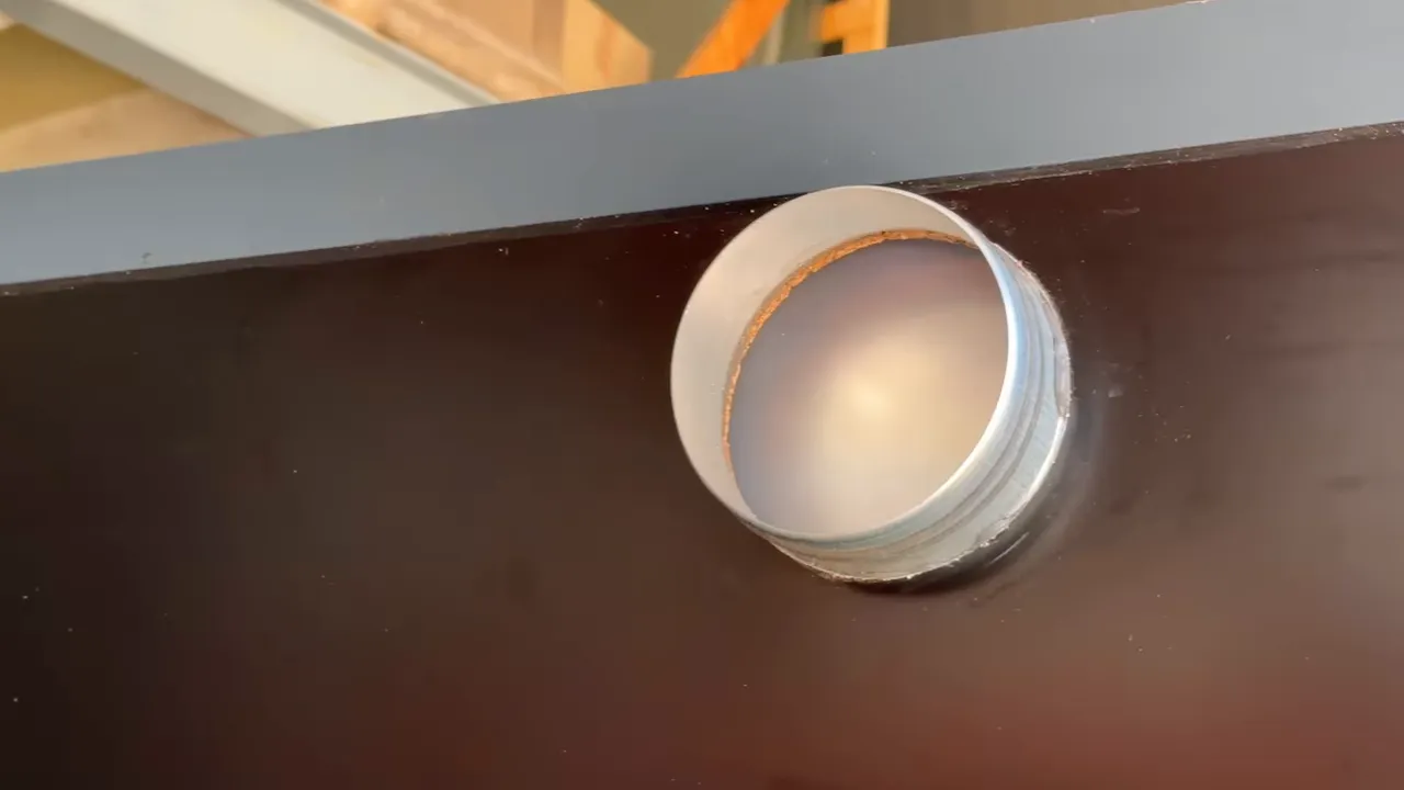 Détail d’une ouverture circulaire sur le panneau aérothermique