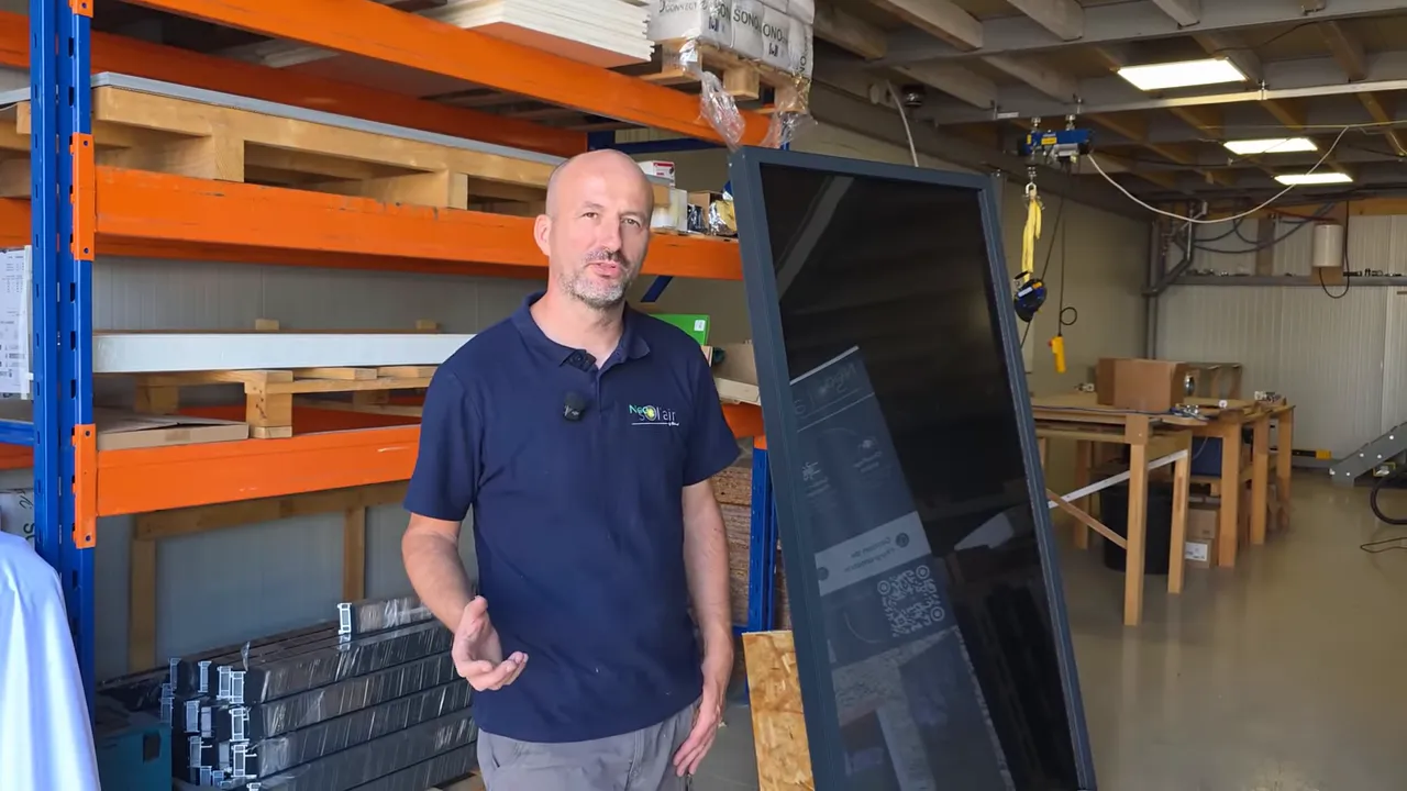 Présentation d’un panneau aérothermique en atelier par un représentant Neo Sol’air