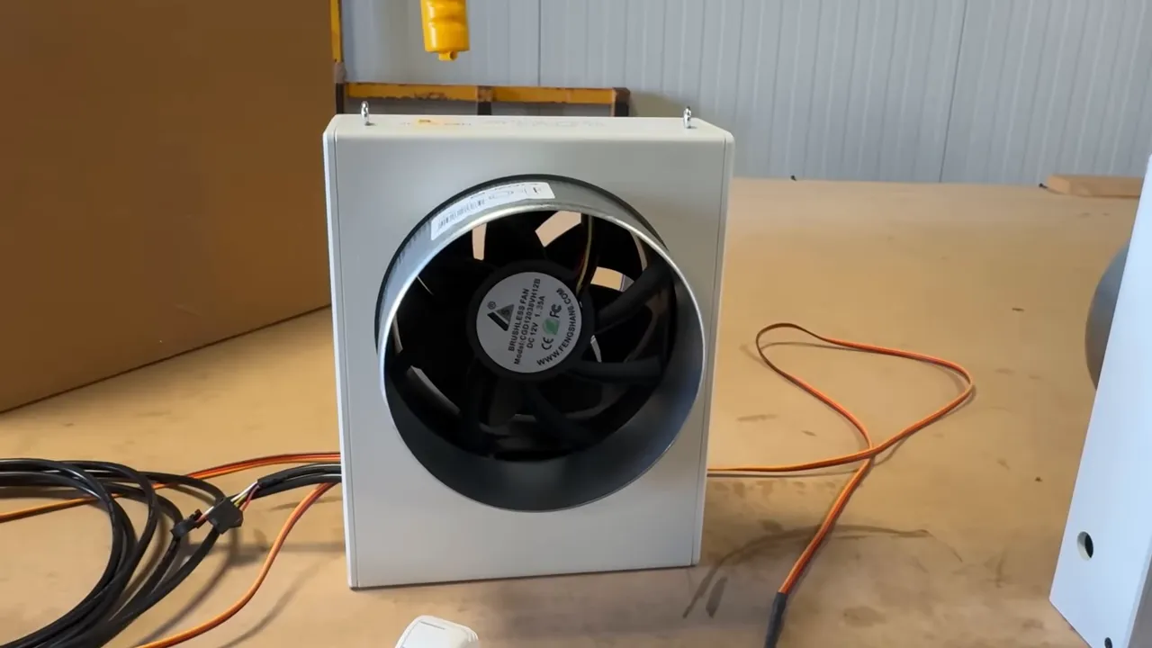 Boîtier de ventilation avec ventilateur pour insufflation d’air vu en atelier
