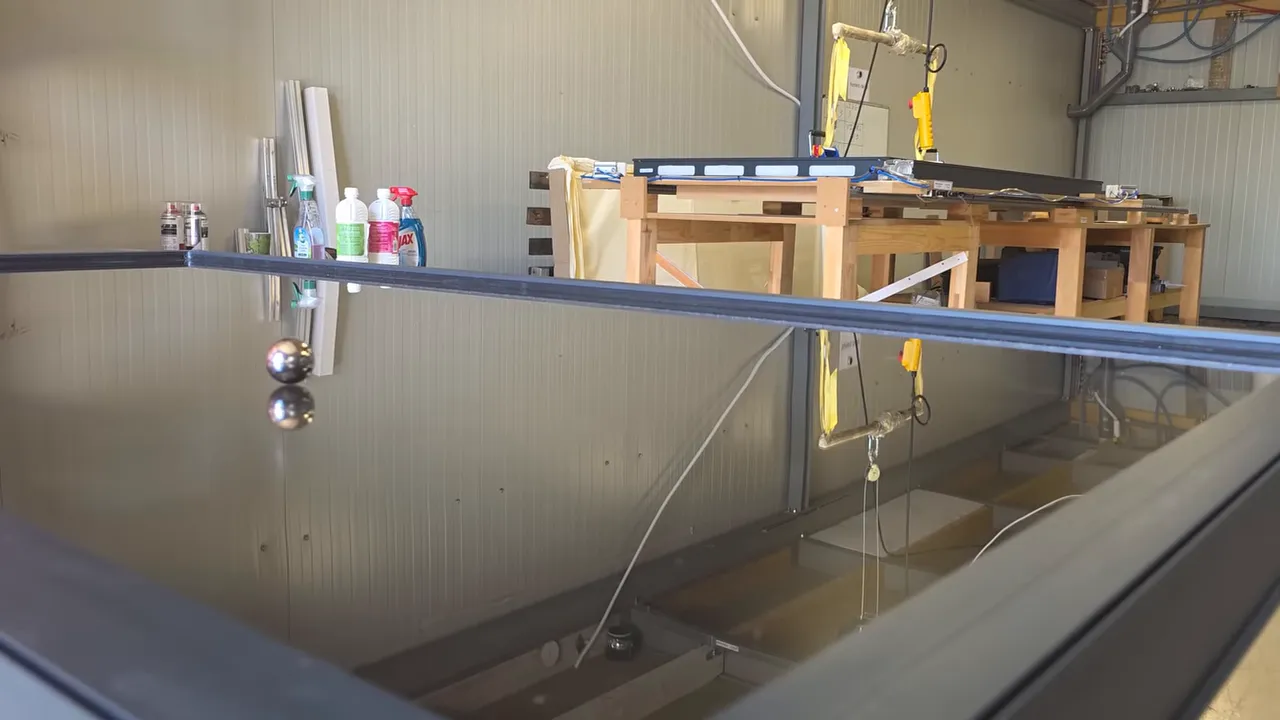 Détails du banc de test pour panneau solaire aérothermique en atelier