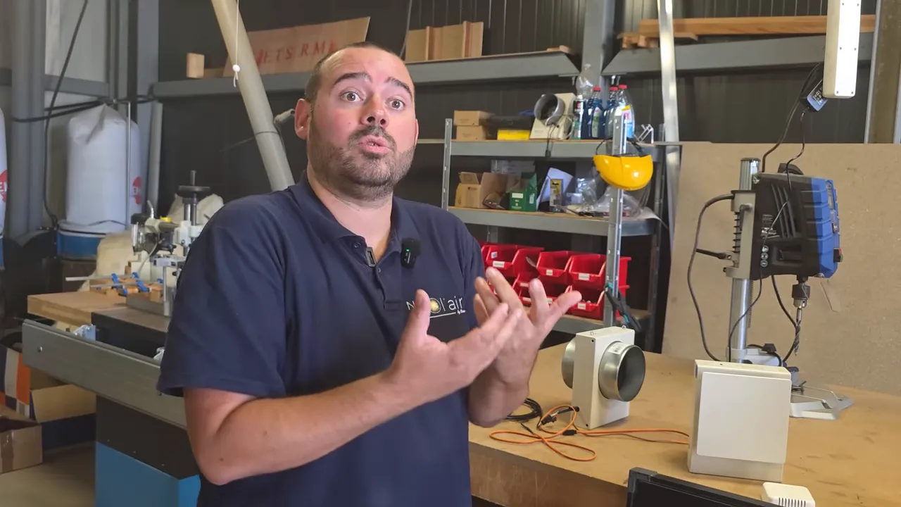 Technicien Neo Sol’air présentant le pilotage du système face caméra avec le boîtier de ventilation