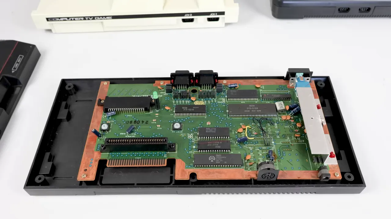 Carte mère interne d'une Sega Master System Power Base ouverte montrant les circuits, puces SEGA et connecteurs