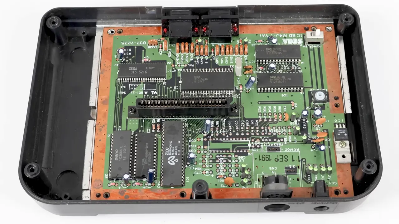 Vue plongeante de la carte mère Master System II à l'intérieur du boîtier, montrant tous les composants