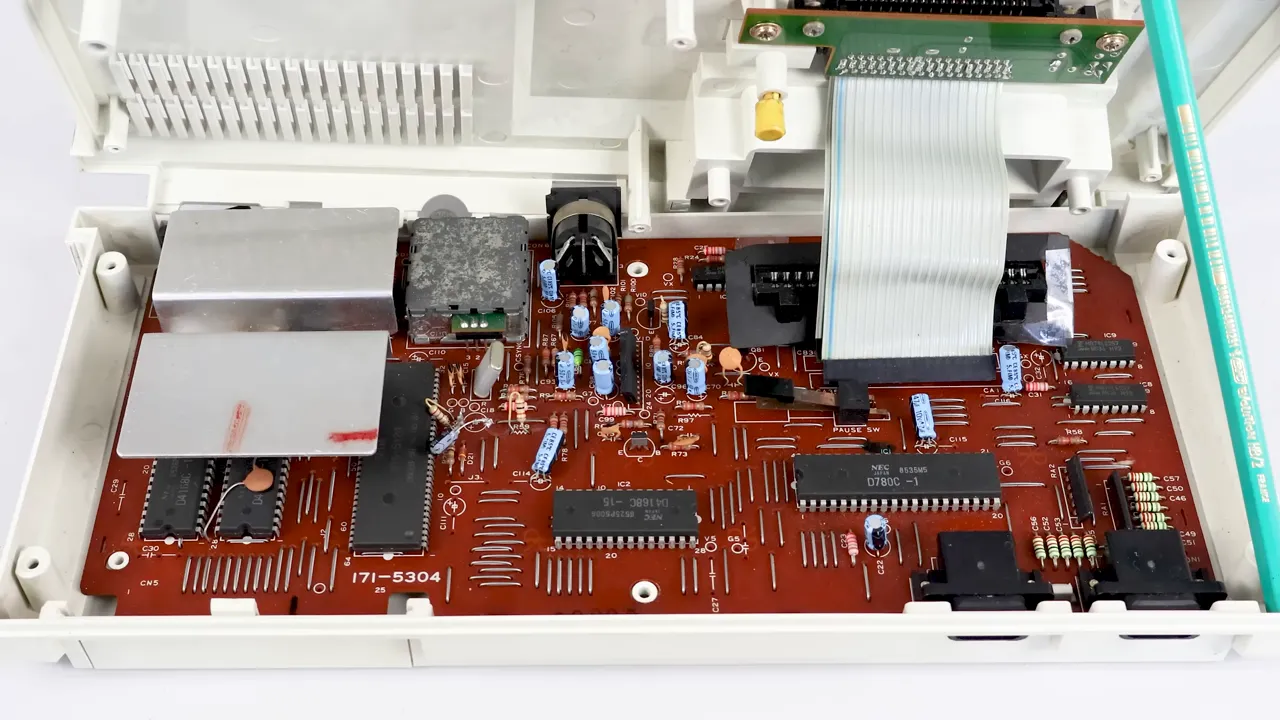 Vue rapprochée de la carte mère Sega Mark III montrant le microprocesseur NEC D780C et les composants autour.