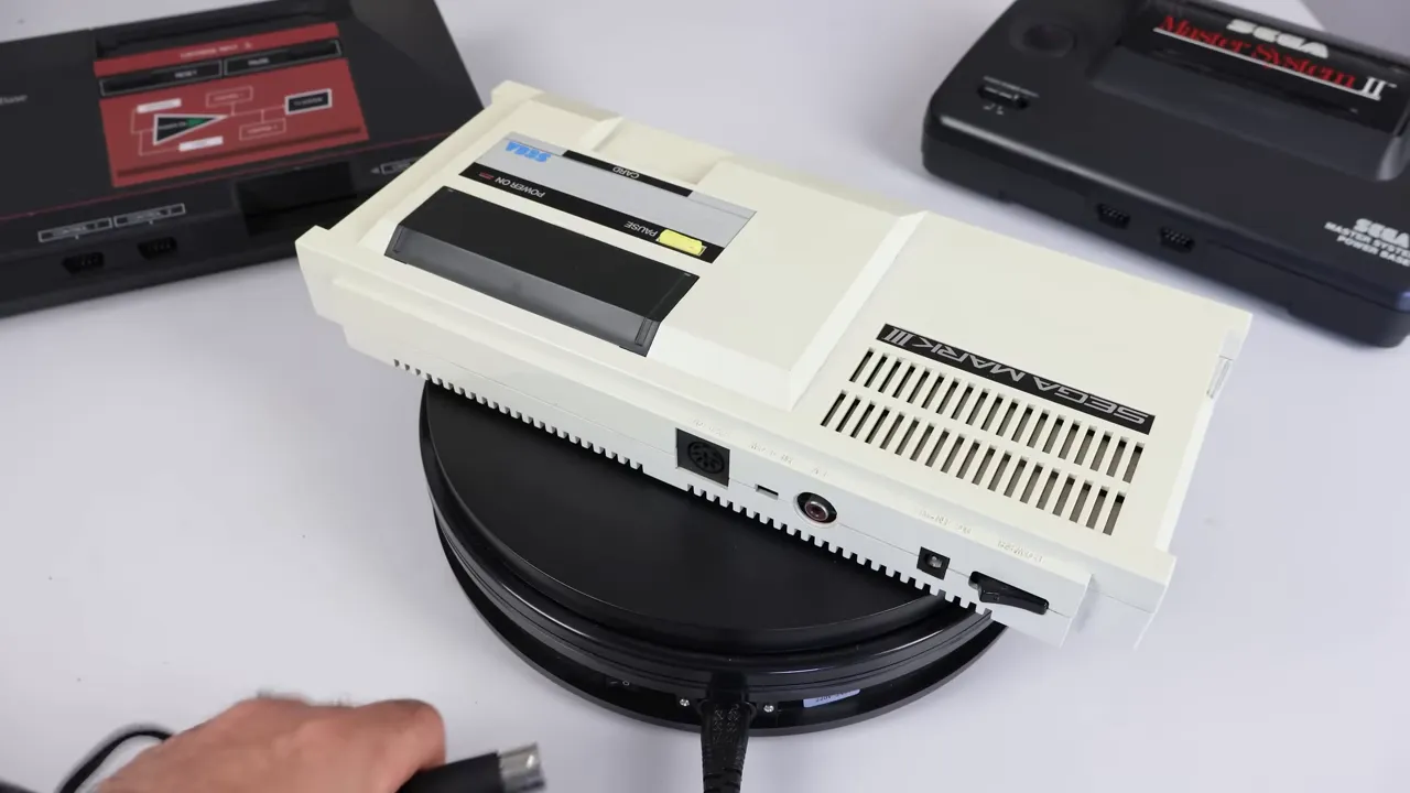 Vue arrière nette d'une Sega Mark III révélant les ports DIN, jack/vidéo et alimentation