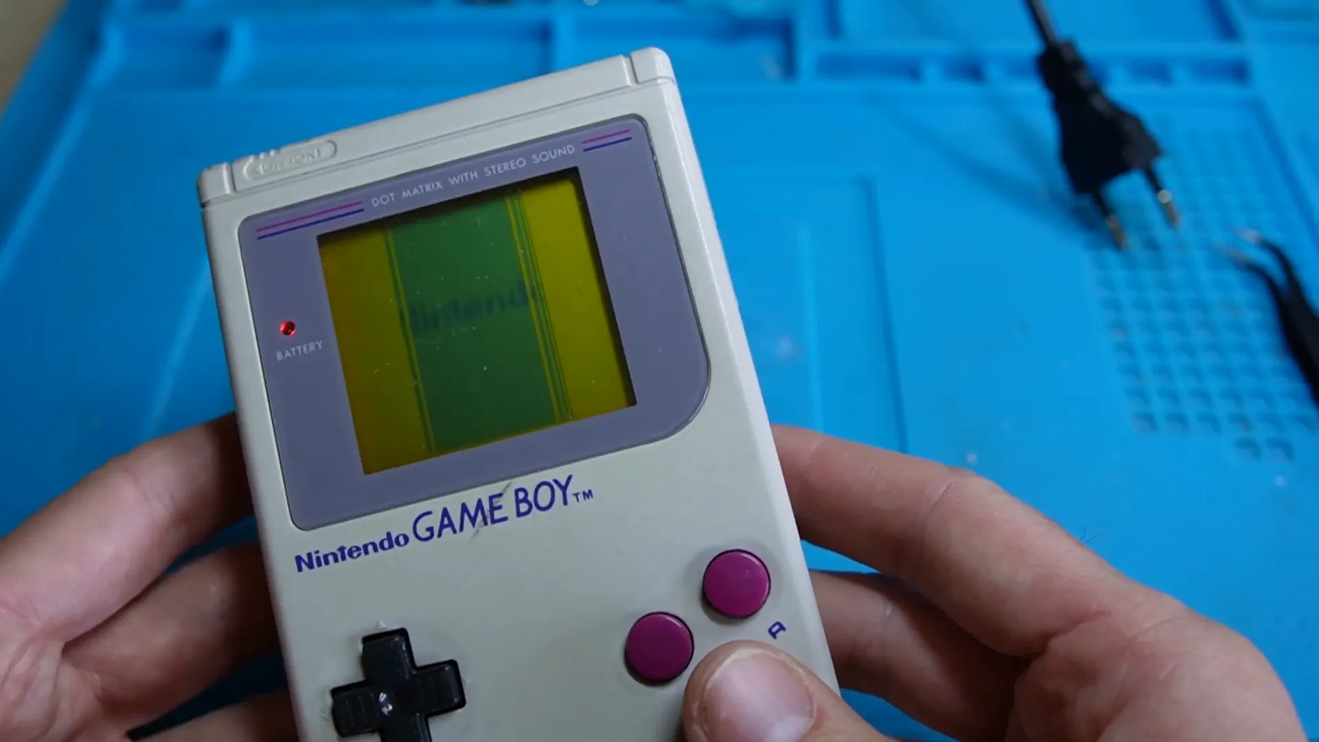 Test de la deuxième Game Boy avec écran partiellement fonctionnel