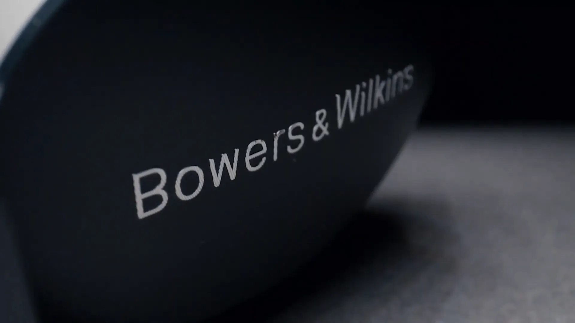 Bowers & Wilkins PX8 design élégant