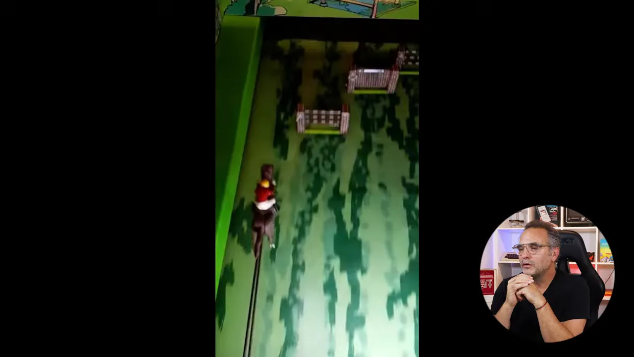 Cheval miniature courant sur une piste verte avec obstacles