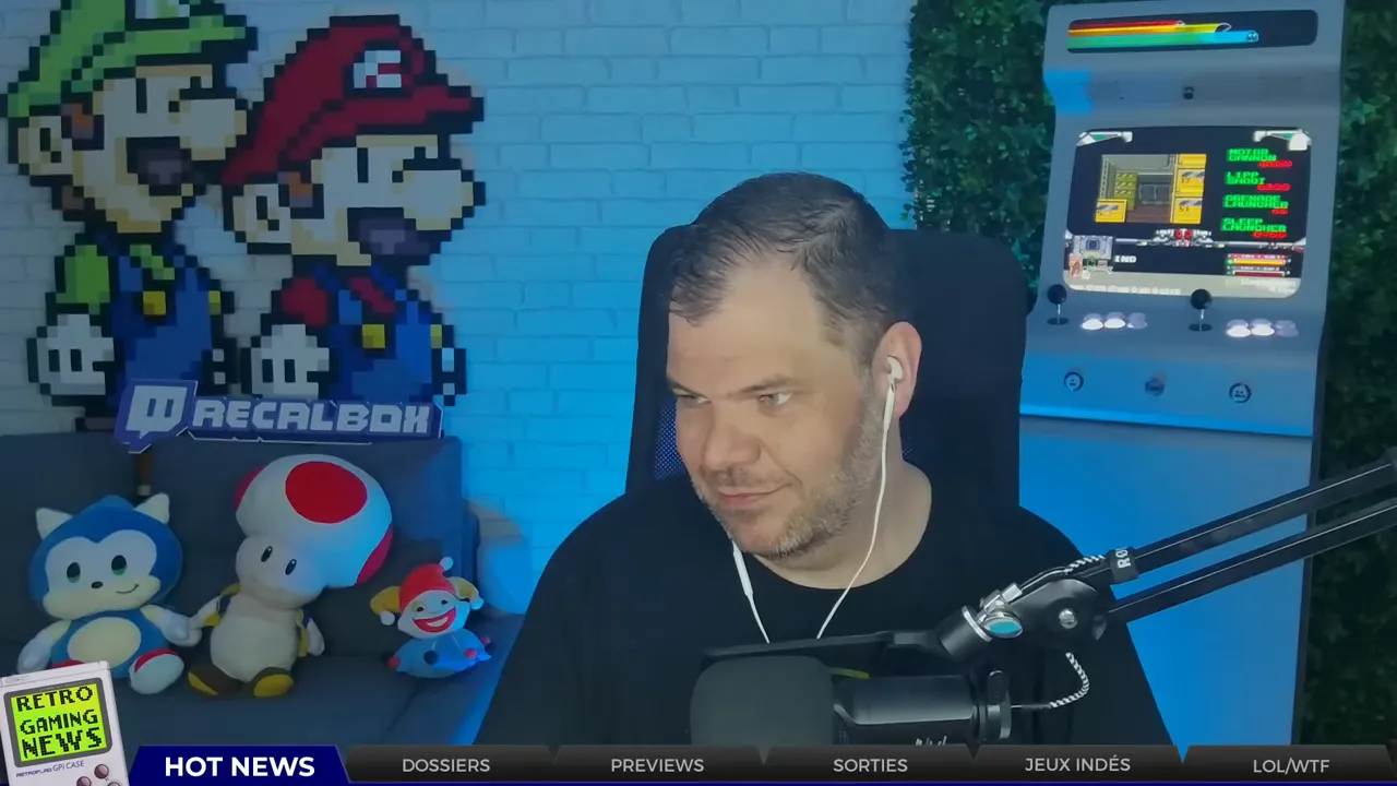 Animateur en studio rétro regardant légèrement sur le côté, décor avec borne d'arcade, peluches et panneau Recalbox — image nette