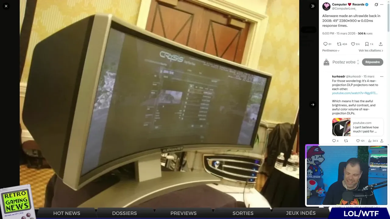 Écran Alienware ultrawide rétro (2008) à boîtier massif et dalle incurvée présenté dans un salon, vue rapprochée