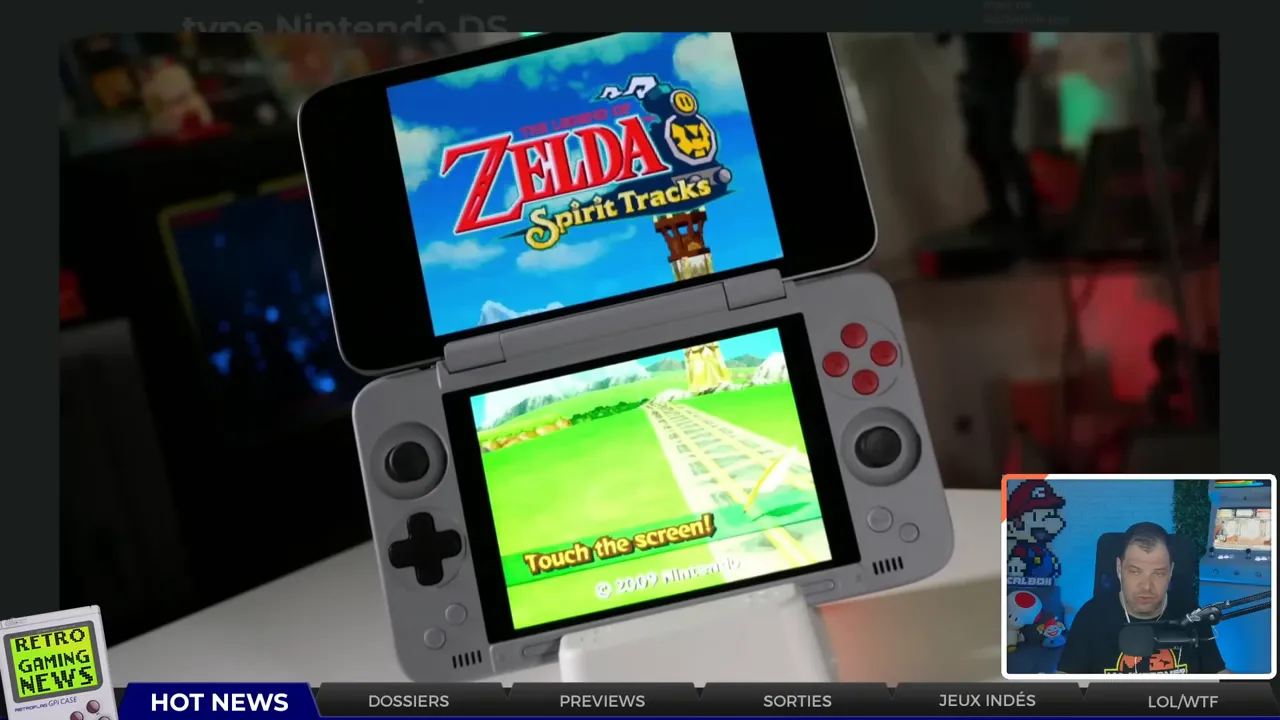 Animateur en studio pendant le segment Hot News avec une console portable en arrière-plan, contexte discussion confidentialité AyaNeo