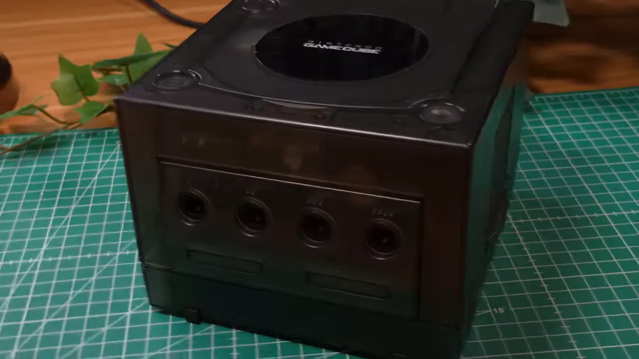 GameCube noire restaurée avec logo Nintendo sur le dessus