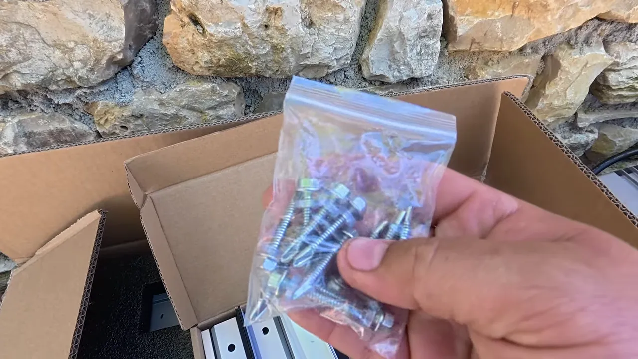 Sachet de vis et pièces de fixation pour platines de support de panneaux solaires