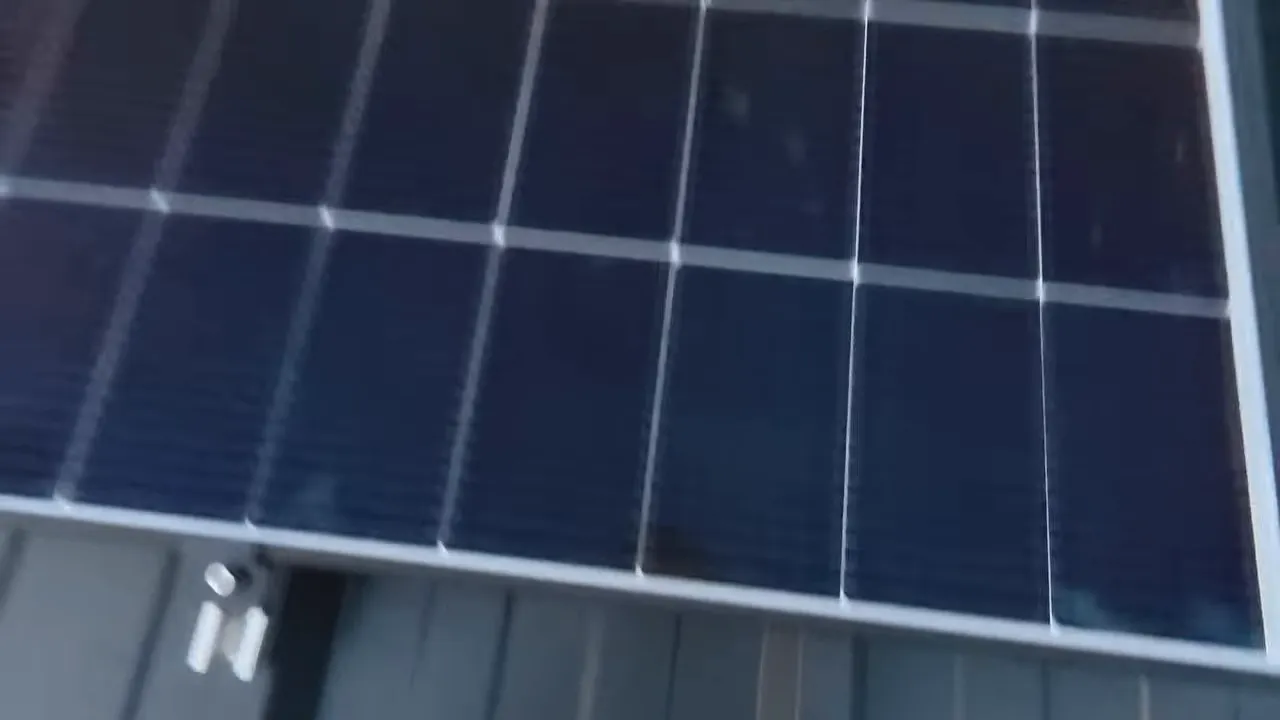 Vue rapprochée du cadre inférieur de panneaux solaires sur toiture bac acier