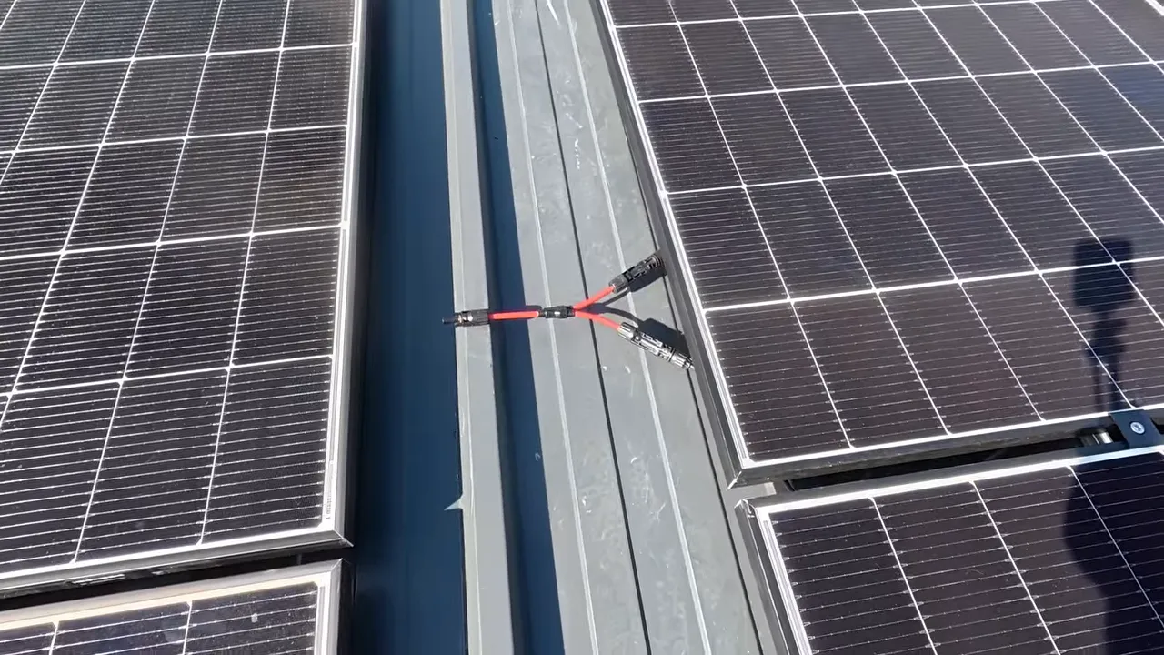Connecteurs en Y et câblage en parallèle entre panneaux solaires sur toiture