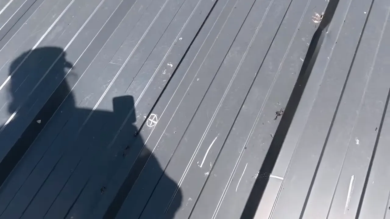 Gros plan sur une fixation de panneau solaire sur bac acier