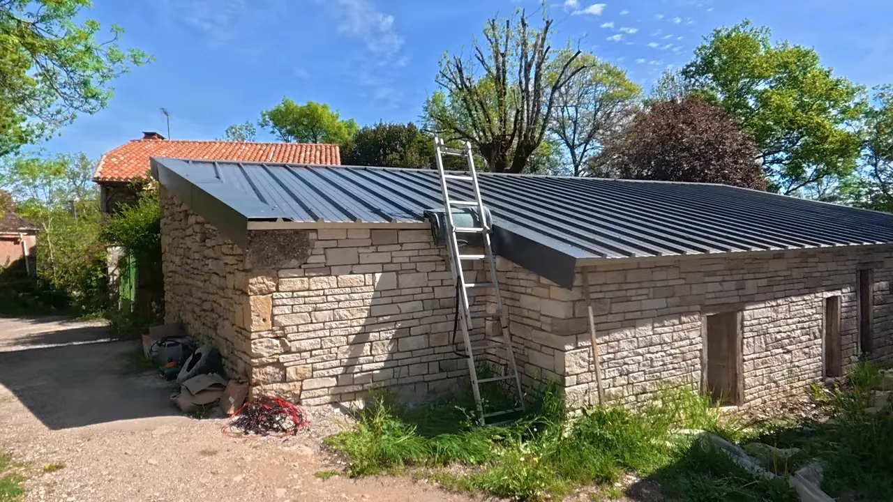 Toiture bac acier en chantier pour centrale solaire 4 kWc, local technique à l’arrière