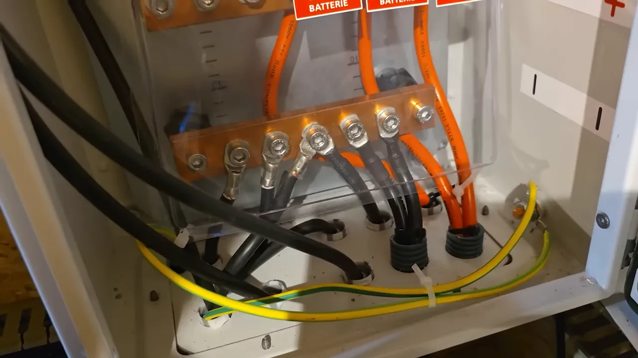 Coffret électrique avec disjoncteurs et câblage de plusieurs phases
