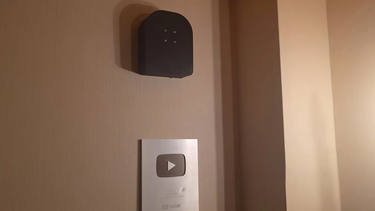 Boîtier mural du système de ventilation fixé sur la paroi intérieure au-dessus d'une plaque YouTube