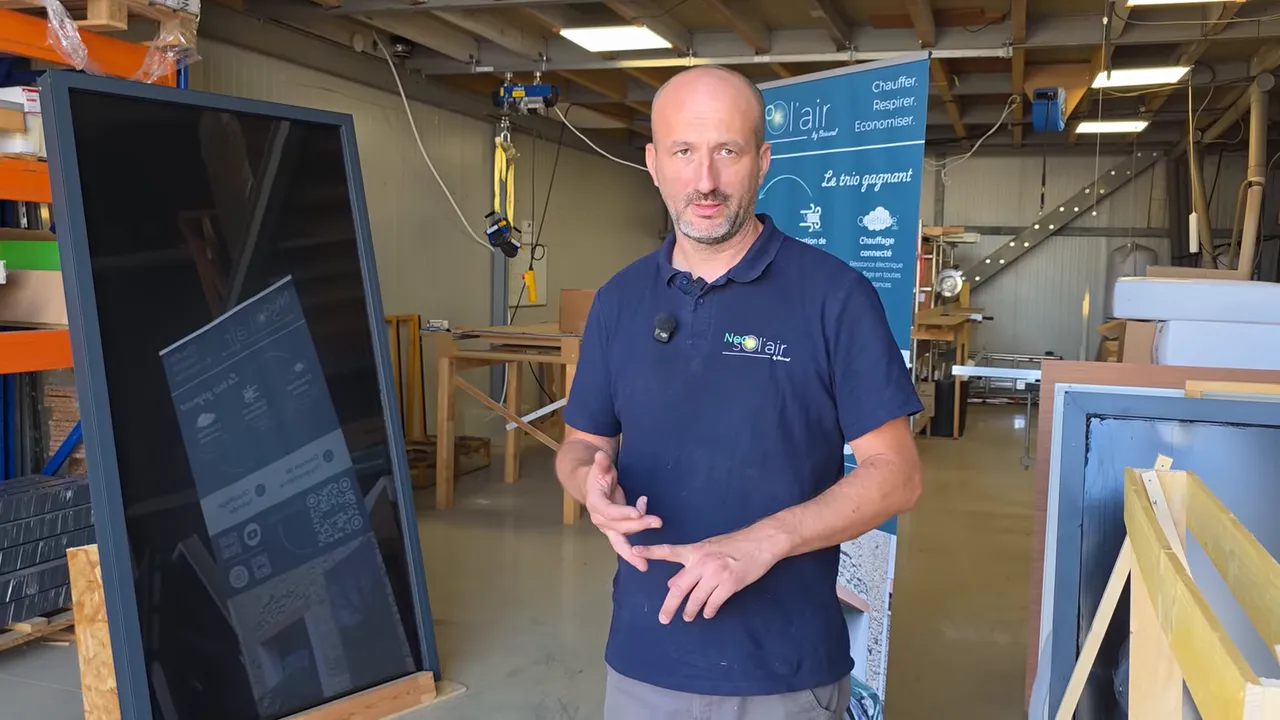 atelier de fabrication avec panneau aérothermique et intervenant devant le dispositif