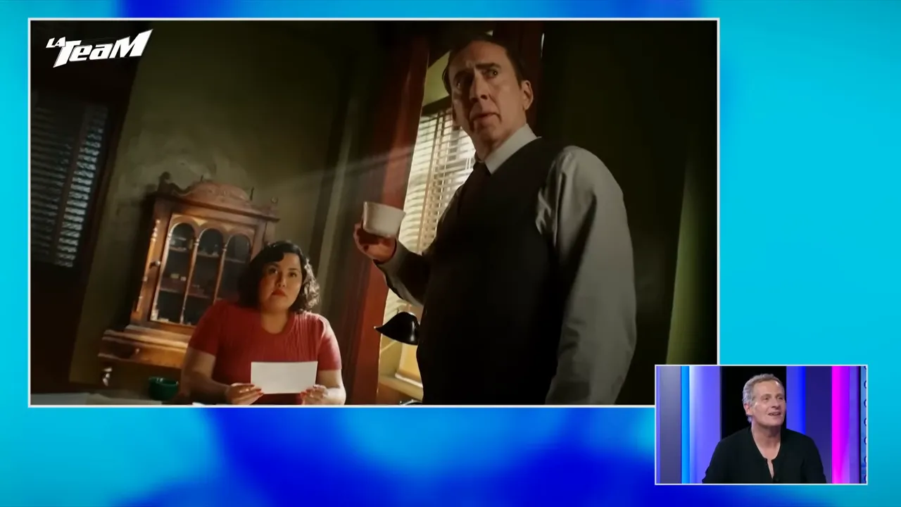 Nicolas Cage dans Spider-Noir, silhouette en costume tenant un verre dans un intérieur sombre