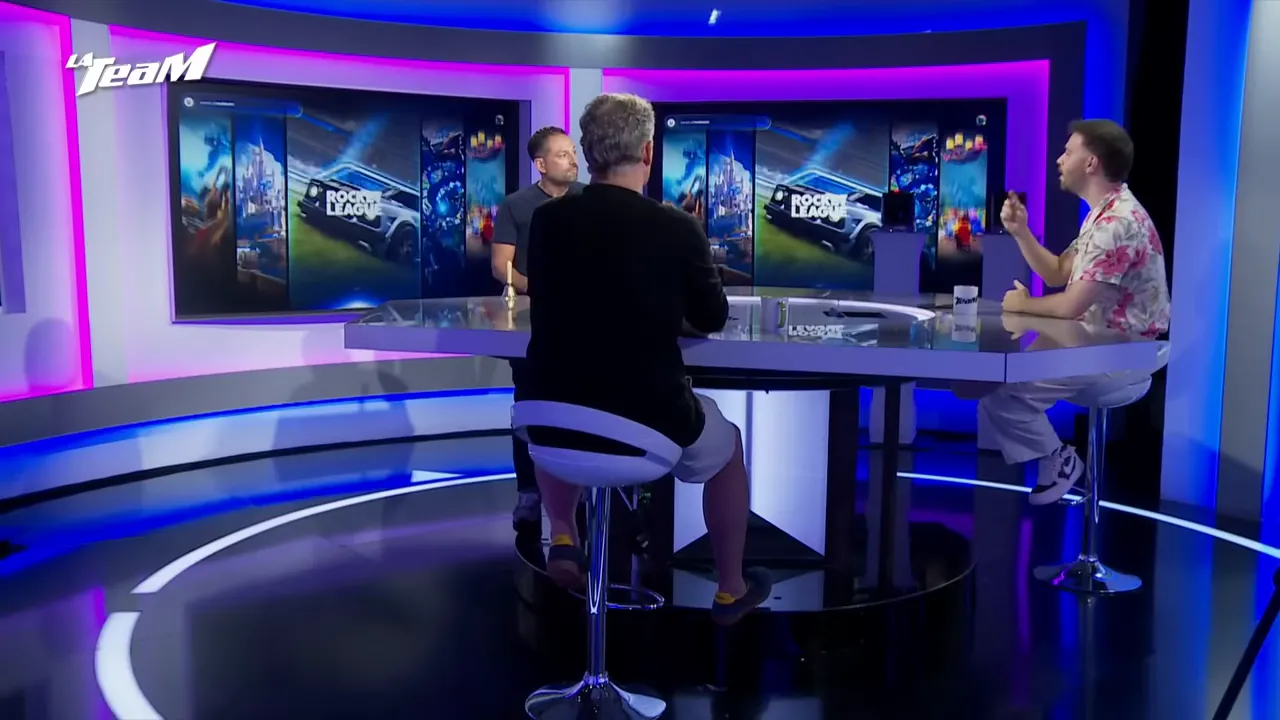 Intervenants sur un plateau affichant Rocket League à l’écran