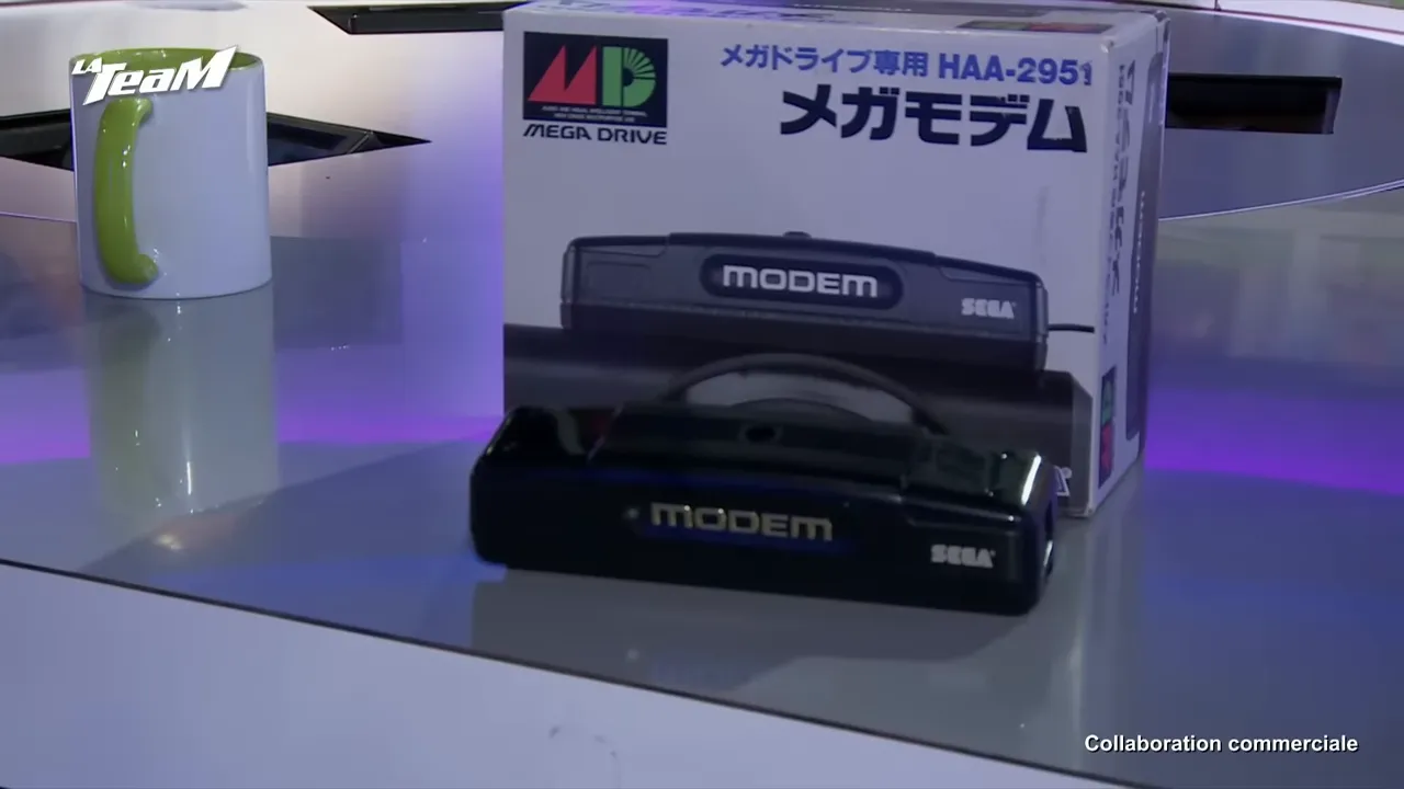 Modem Mega Drive en boîte, accessoire Sega présenté en studio