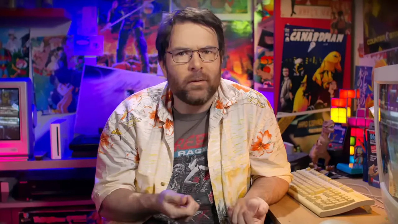 présentateur assis devant un décor rétro rempli d'affiches, consoles et un écran CRT