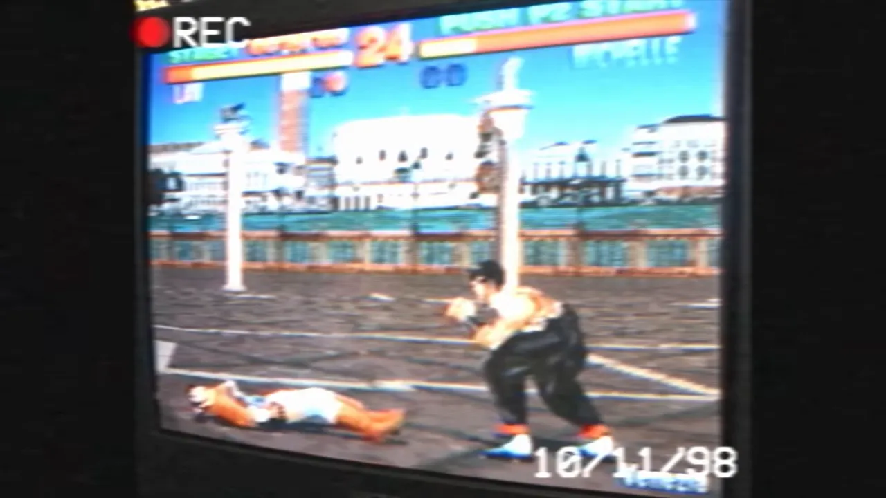 écran CRT affichant une scène de combat de Tekken sur PlayStation, style VHS 1998