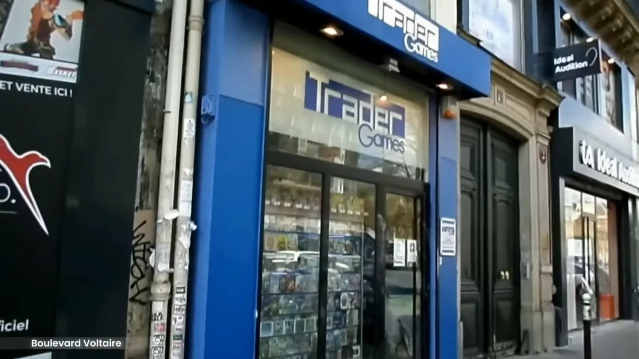 Devanture de Trader Games avec vitrines de jeux vidéo rétro sur Boulevard Voltaire