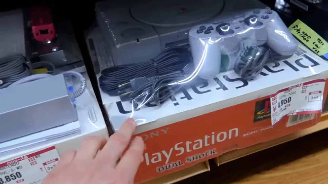 Boîte PlayStation DualShock sous plastique avec étiquette de prix visible