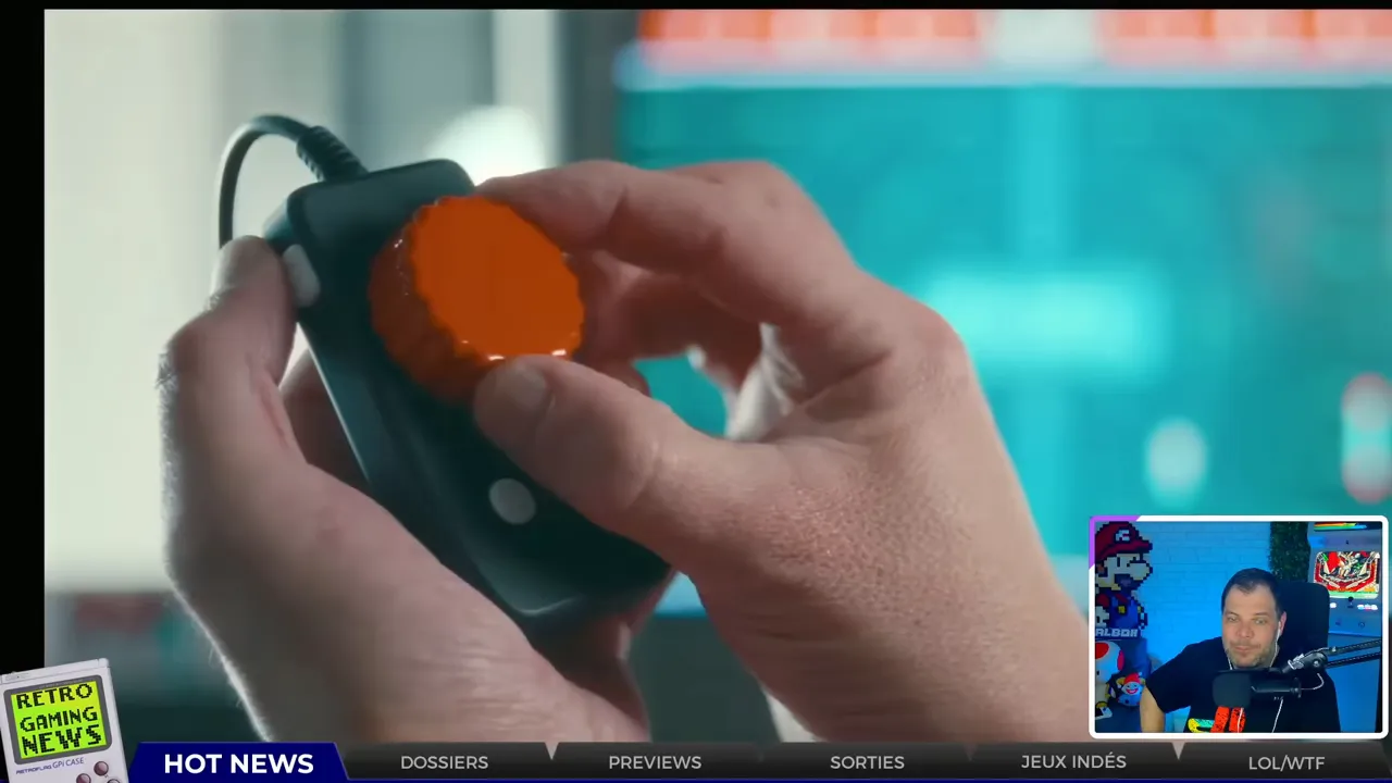 Mains tenant une manette/accessoire pour jeu rétro