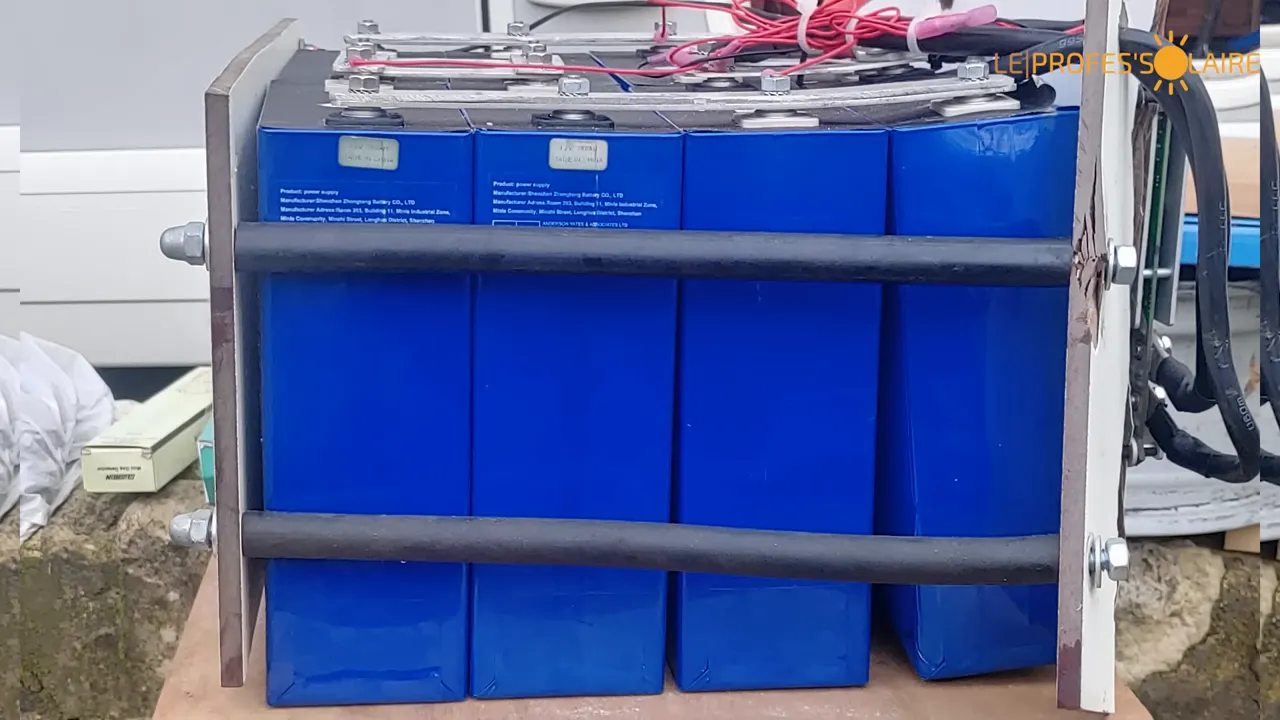 Batterie LFP avec plaques en bois, barres de maintien et cellules bleues montrant une compression inexistante