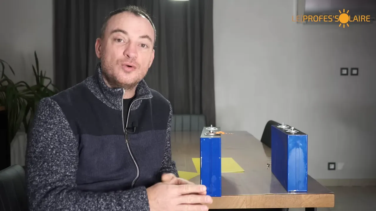 Cellules LFP bleues sur table avec bornes et visserie bien visibles