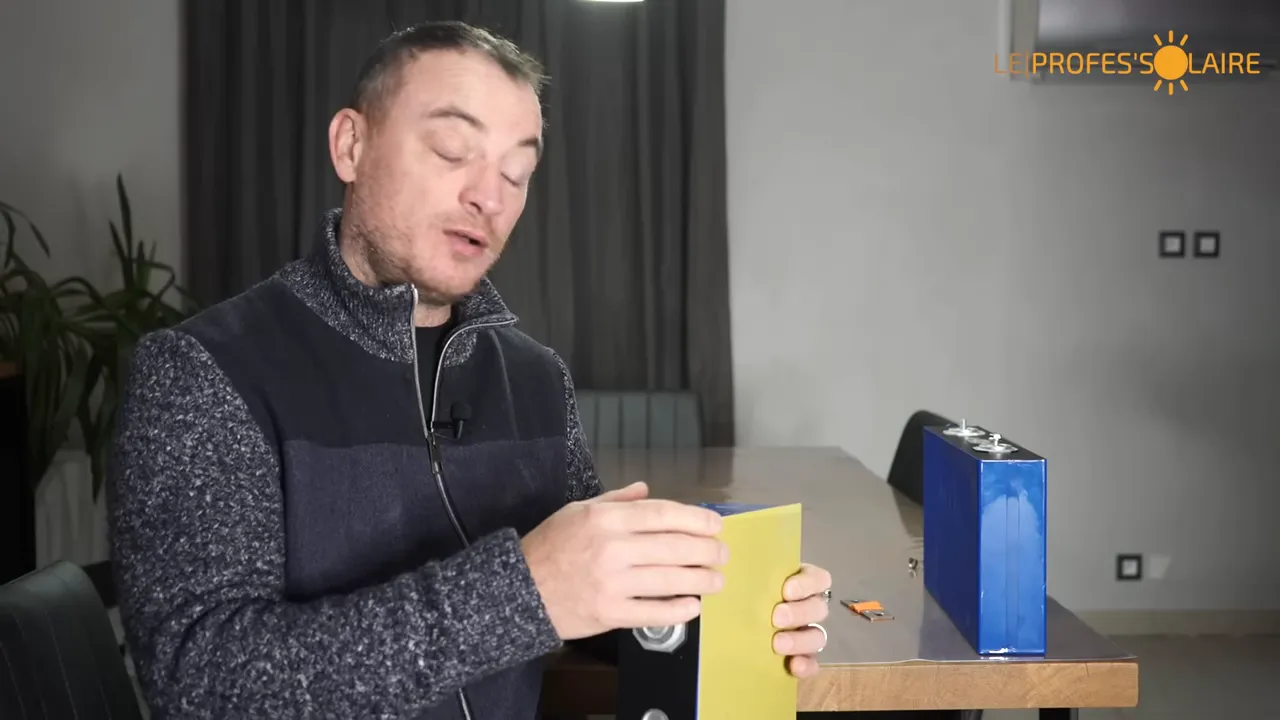 Plaque époxy jaune positionnée contre une cellule LFP, illustrant l'isolation entre cellules.