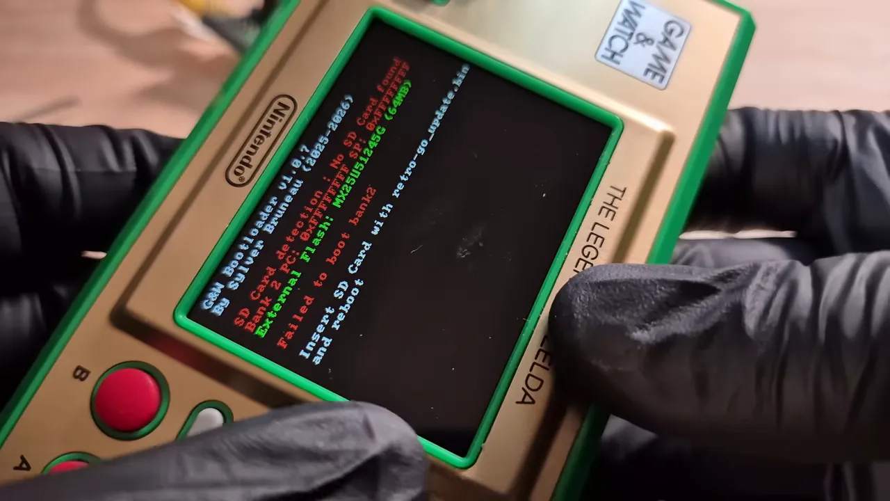 Game & Watch Zelda modifiée affichant un message système après activation du firmware custom